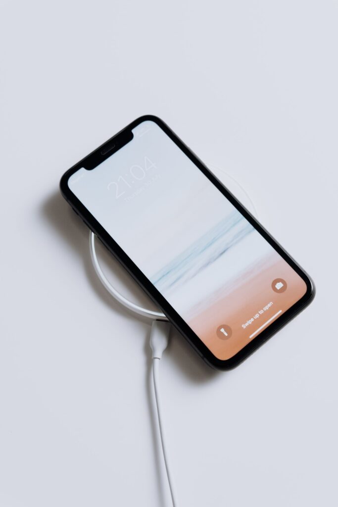 現在の画像: A sleek smartphone charging wirelessly, showcasing minimalist design and modern technology.