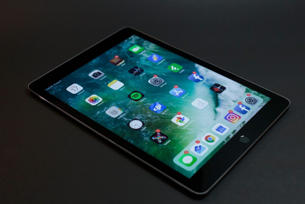 現在の画像: A sleek tablet with various multimedia and social media app icons on display.