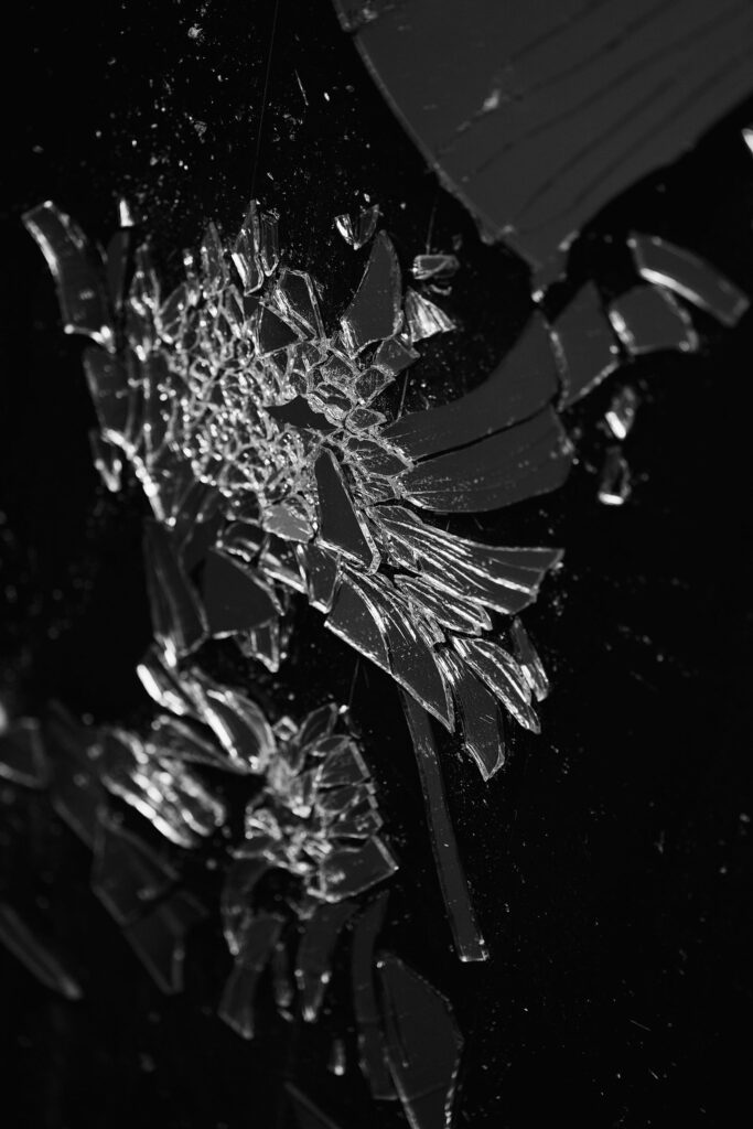 現在の画像: Artistic black and white photo of shattered glass with intricate patterns.