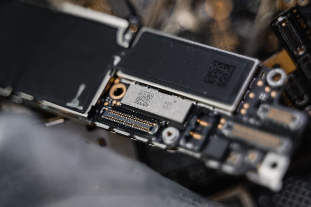 現在の画像: Detailed view of a circuit board showcasing intricate electronic components.