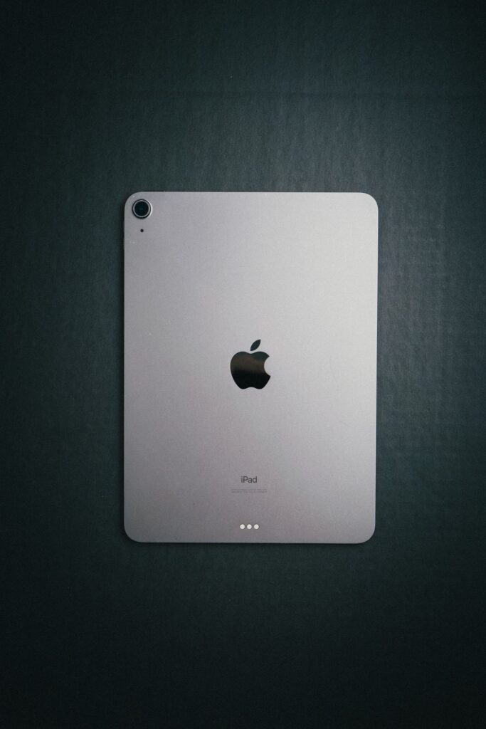 現在の画像: Sleek iPad with logo in a minimalist flatlay, perfect for tech-focused presentations.