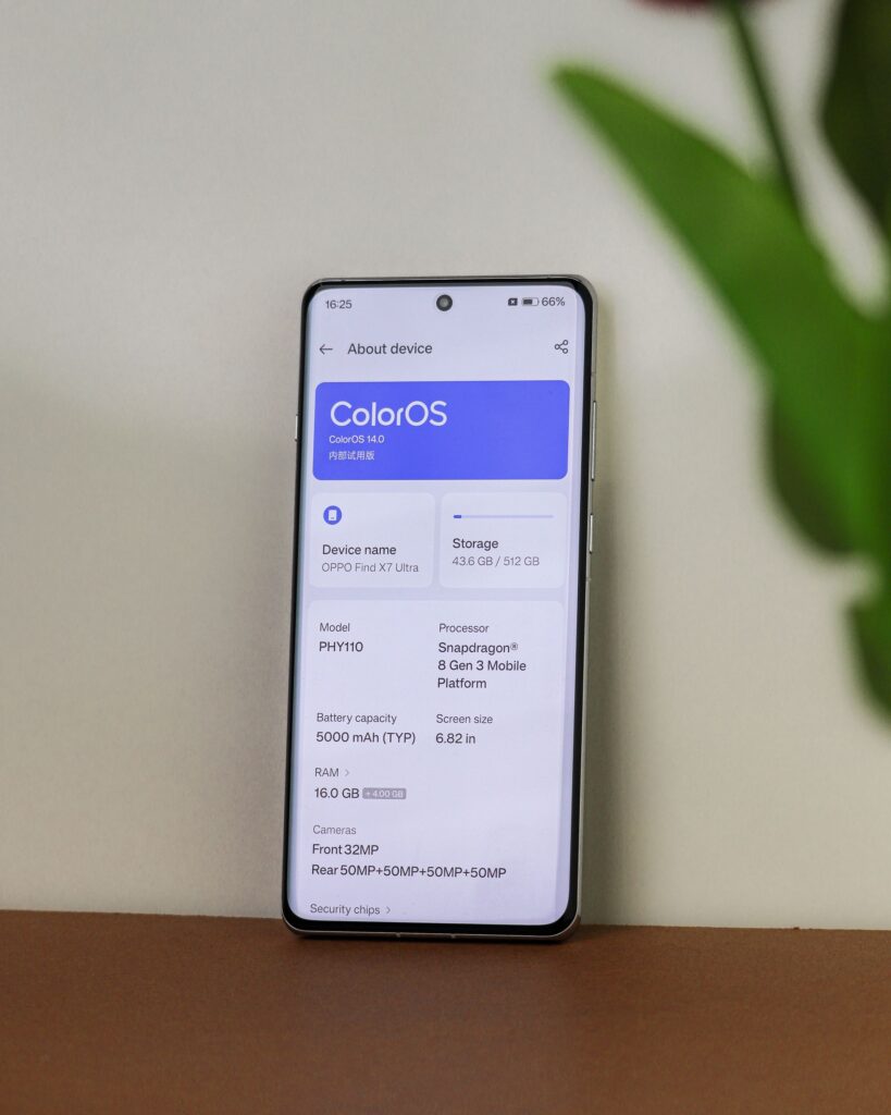 現在の画像: Smartphone on table showing the ColorOS interface screen in focus with blurred background.